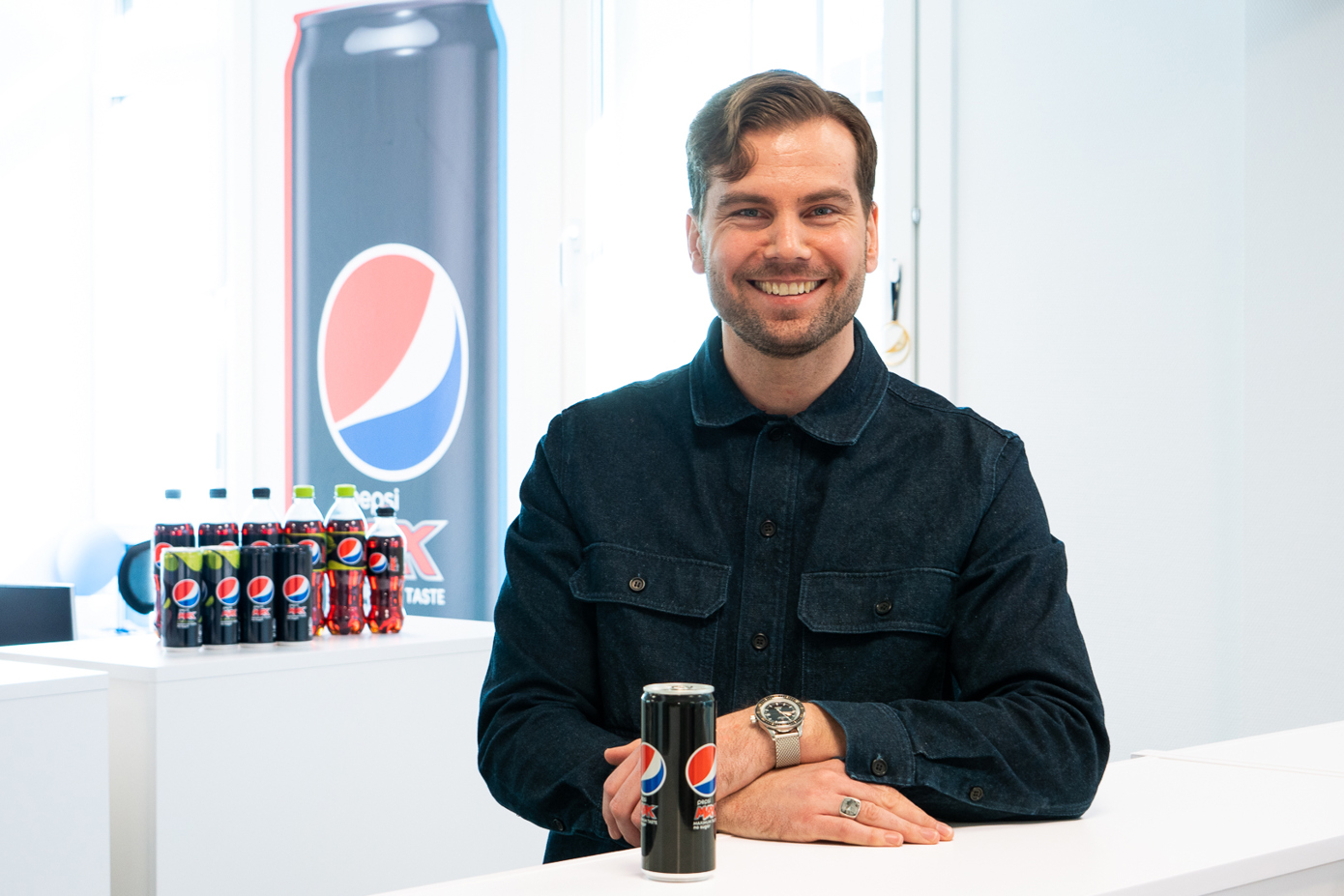Peder Onsøyen sammen med Pepsi Max, som står for mer enn 30 prosent av brussalget i Norge.