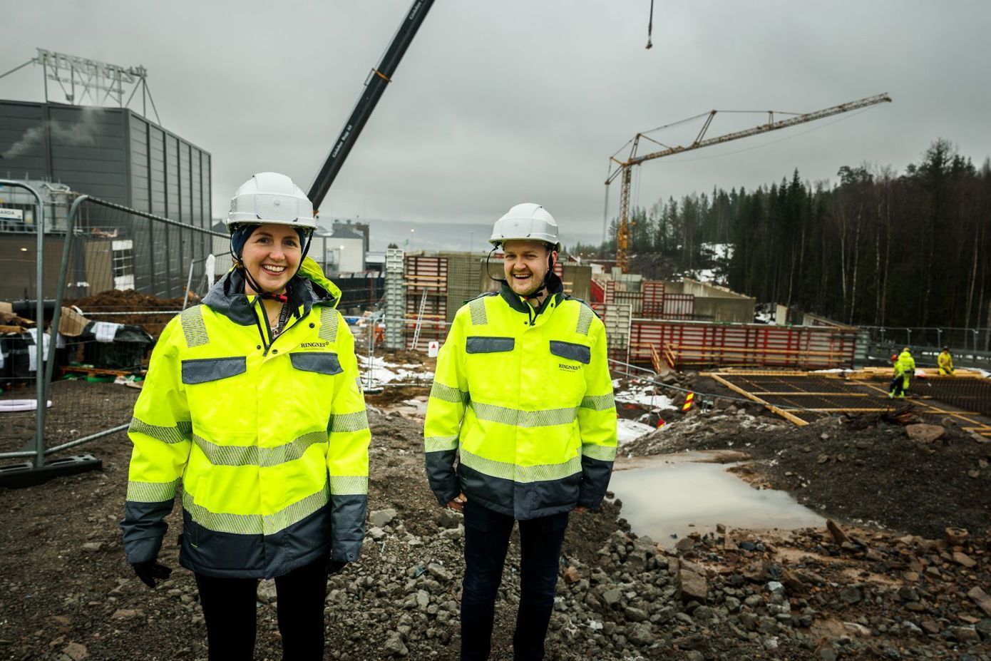 Prosjektdirektør Astrid Palmer Omang og prosjektleder Tron-Eddie Holseter Furuberg foran det som skal bli Gjelleråsens nye avløpsrenseanlegg.