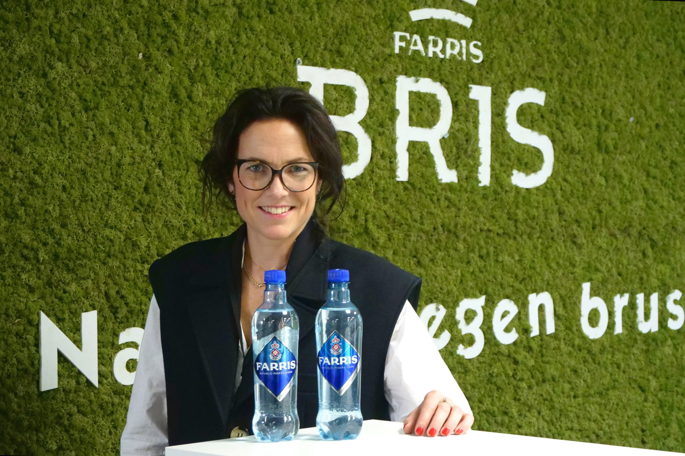 Flaskene er knapt til å skille fra hverandre, men endringen i klimaavtrykket er vesentlig, sier Johanna Ellefsen Rostad, kommunikasjonsdirektør i Ringnes