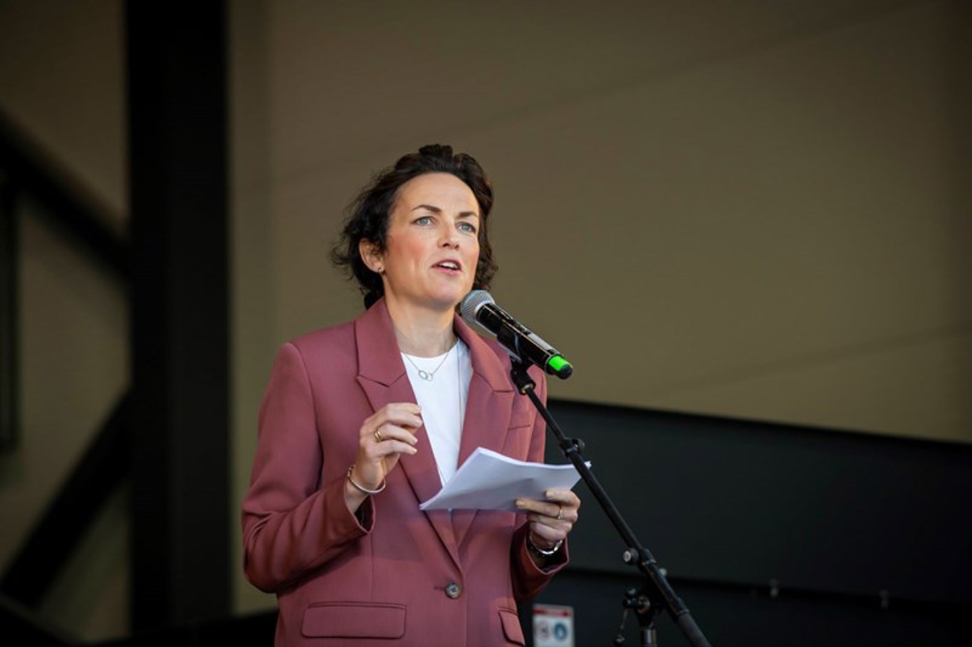 Kommunikasjonsdirektør i Ringnes, Johanna Ellefsen Rostad, under åpningen av Veolias nye resirkuleringsanlegg sommeren 2021.
