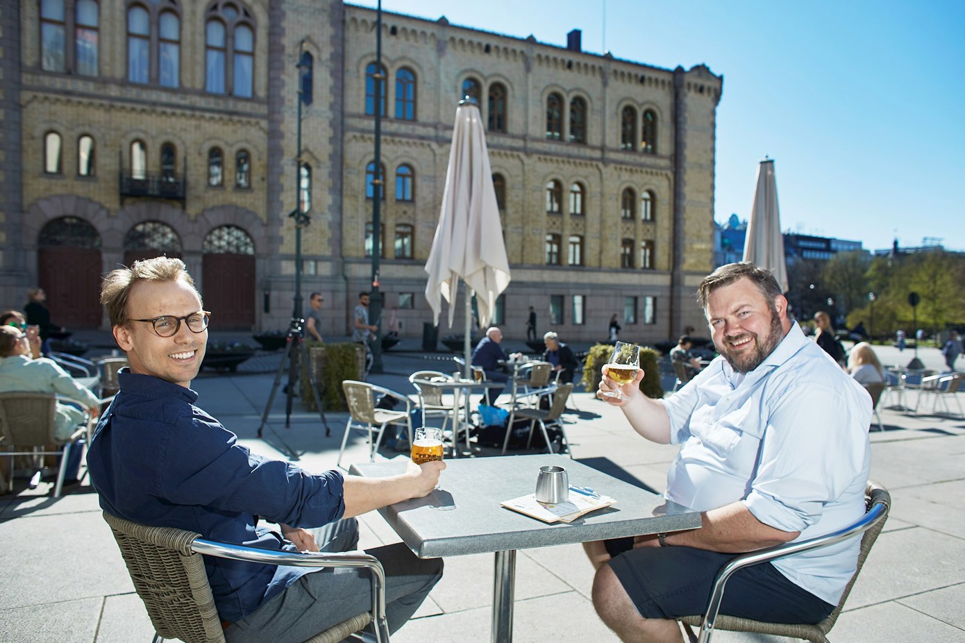 Henrik Lund og Joachim Langebrekke gleder seg over en utepils på Tostrup i vårsola.