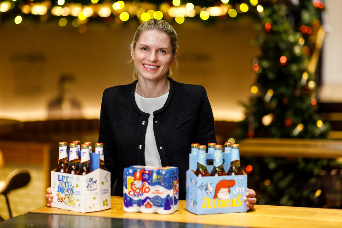 Markedsdirektør Ingrid Lønning med populære og sukkerfri varianter av julebrus fra Ringnes.
