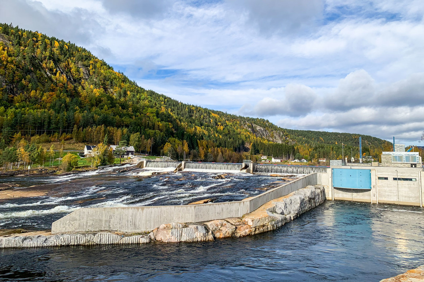 Fennefoss kraftverk ble satt i drift i mars 2023 og har en installert kapasitet på 9,5 MW. Normal årsproduksjon er 59 GWh, som tilsvarer det gjennomsnittlige energibehovet til rundt 3 000 boliger.