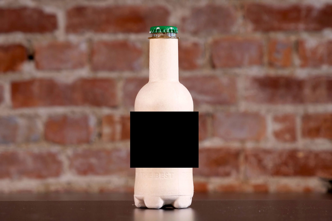 Slik ser den nye trefiberflasken ut. Grunnet alkoholreklameforbudet i Norge er flasken sladdet.